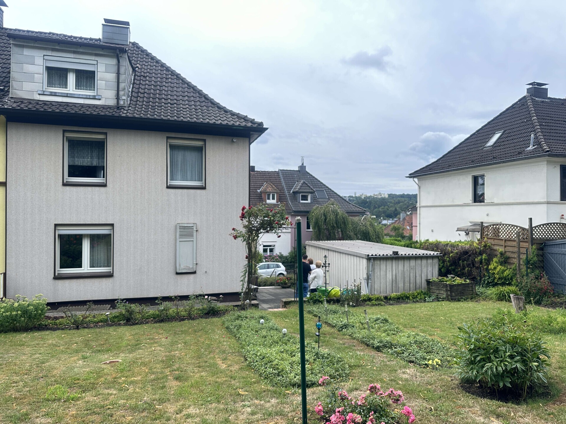 Gartenansicht mit Garage