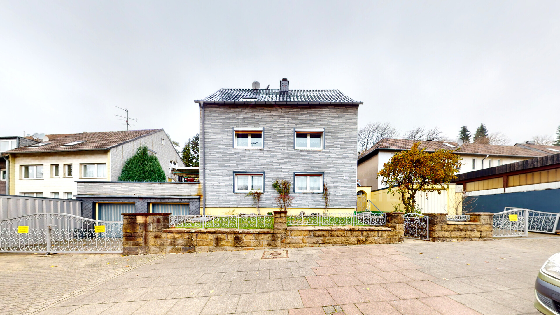 Dreifamilienhaus mit 3 Garagen & zauberhaftem Garten zum 16,24 Fachen