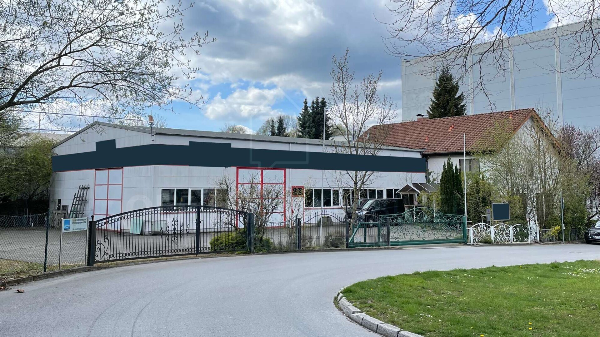 Gewerbehalle / Produktionshalle / Werkshalle mit Showroom, Büro und Wohnung