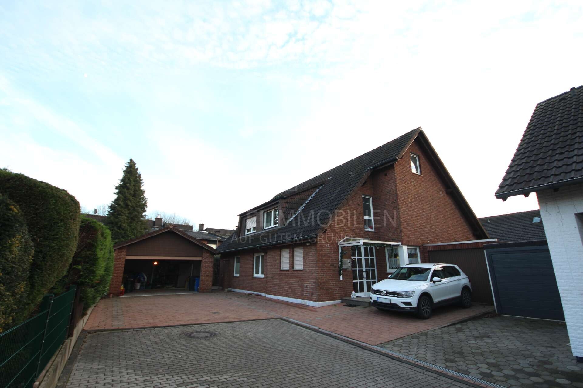 Modernes Zweifamilienhaus mit Photovoltaikanlage, Garten & Garagen