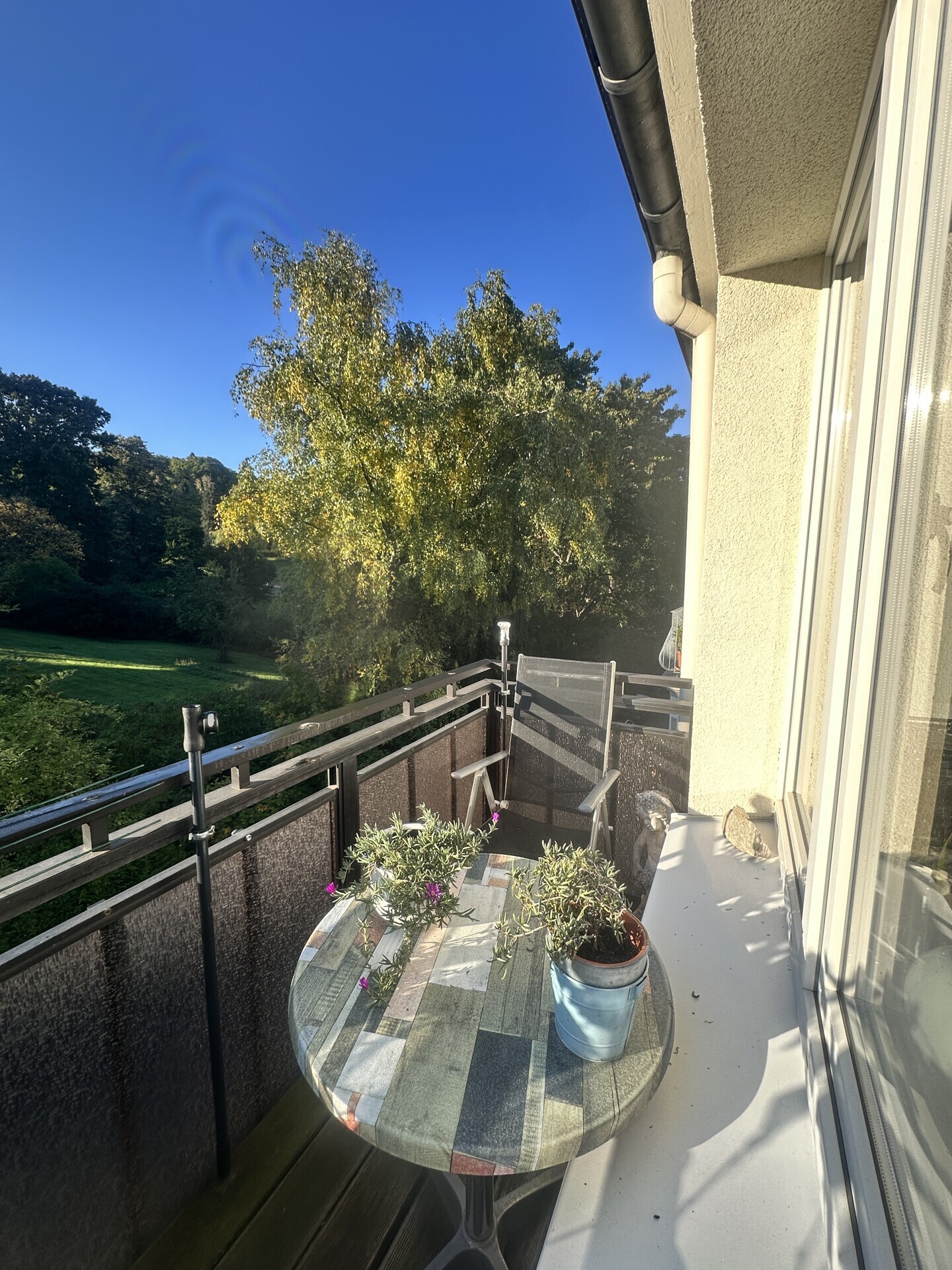 T O P ausgestattete
Renovierte Wohnung mit modernem
Badezimmer und gepflegtem Parkett sowie Garage
