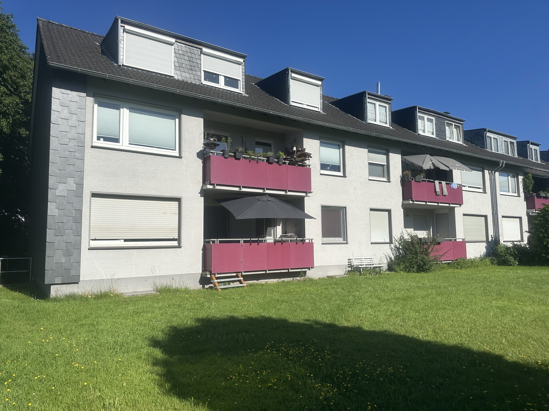 Cronenberg: vermietete Dachgeschosswohnung mit gepflegter Hausgemeinschaft und jungem Heizsystem