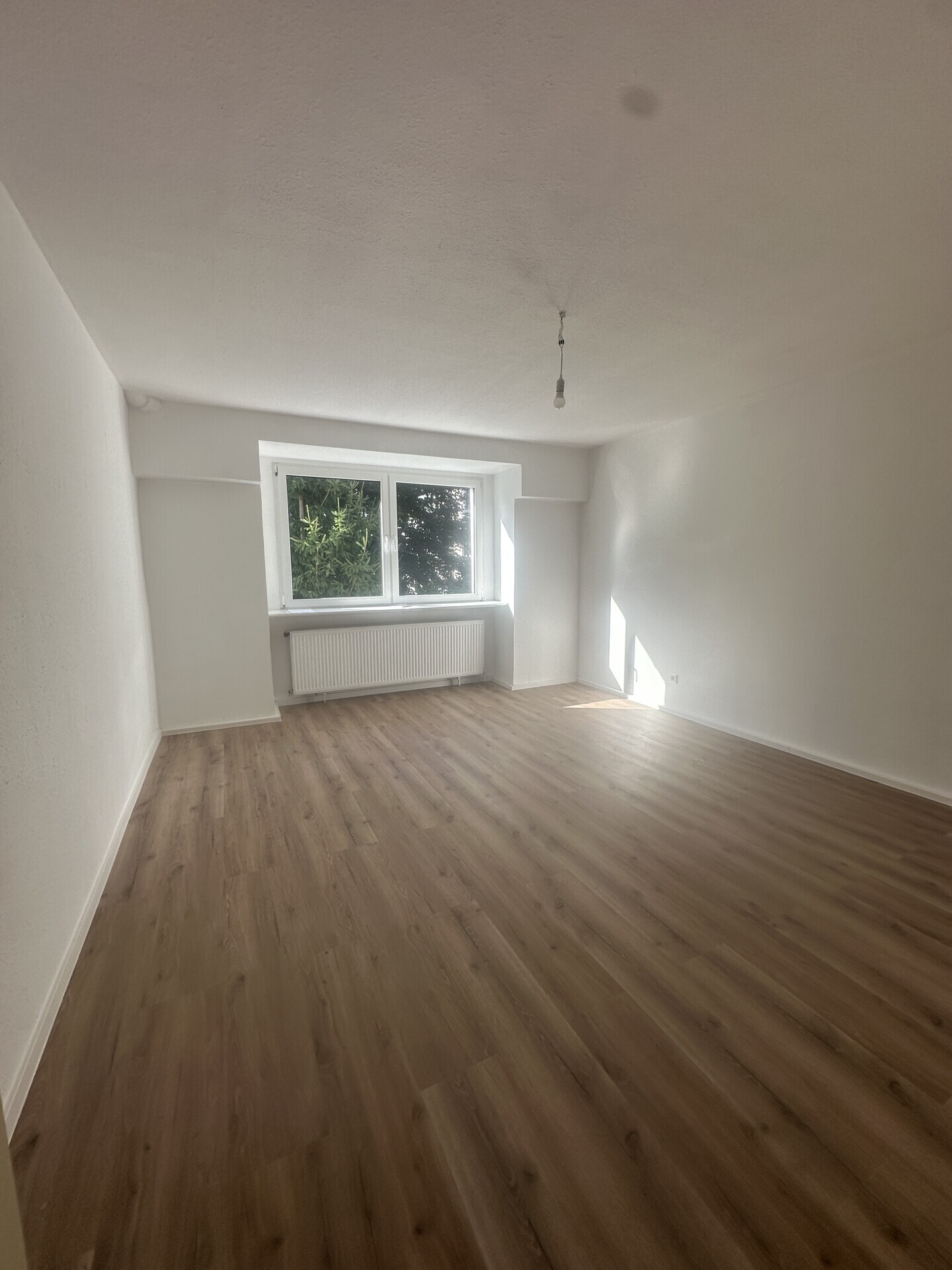 4 Zimmer Dachgeschosswohnung frisch  renoviert,Hell 3 OG modernisiert, ca. 104 m²