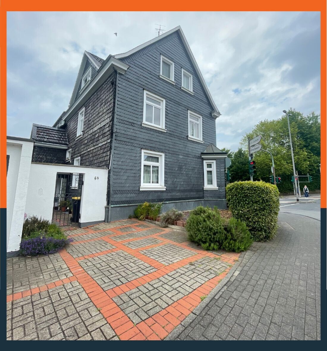 Ein-/Zweifamilienhaus mit Terrasse,
Garage und vollunterkellert